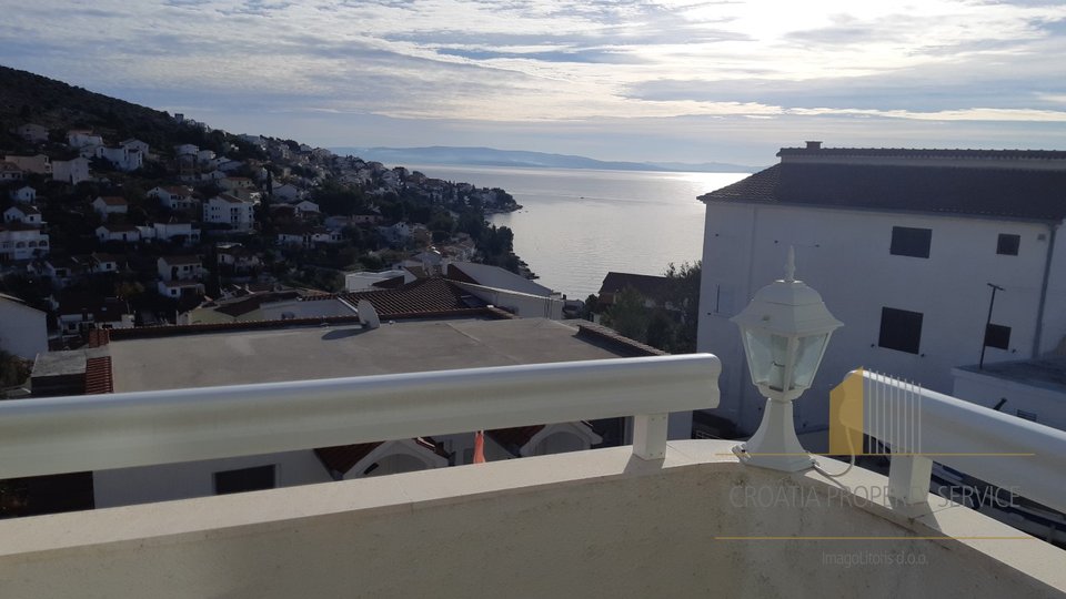 APARTMENT HOUSE WITH MANY POSSIBILITIES SITUATED ON ISLAND CIOVO!