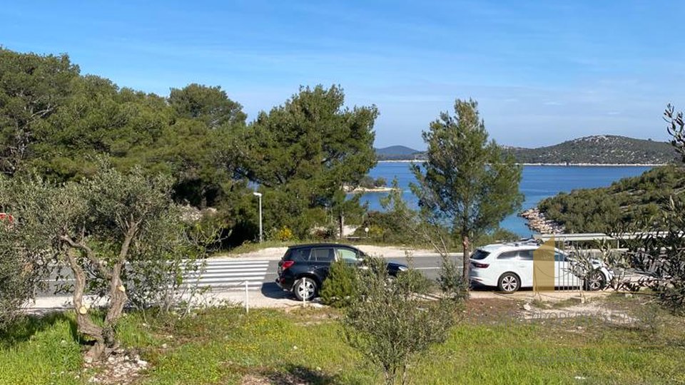 Luxury apartment in an attractive location 50 m from the sea in the vicinity of Šibenik!
