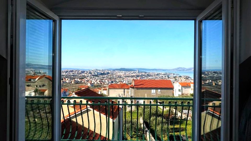 Renovirana kamena kuća s vrtom i pogledom na more u okolici Splita!