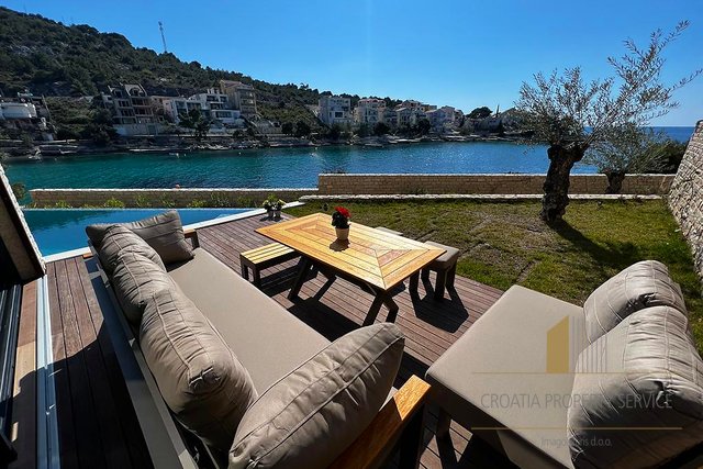 Modern villa in an exclusive location by the sea in Primošten!