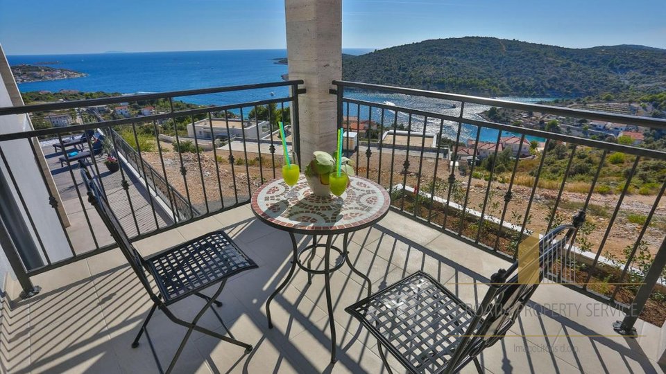 Luxury villa with a wonderful panoramic view of the sea in Sevid!