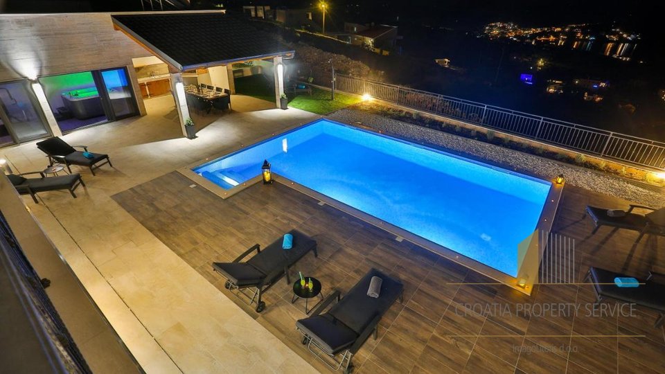 Luxury villa with a wonderful panoramic view of the sea in Sevid!