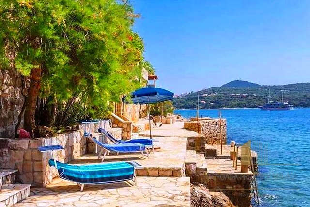Kamnita hiša na ekskluzivni lokaciji, prvi red do morja v Dubrovniku!