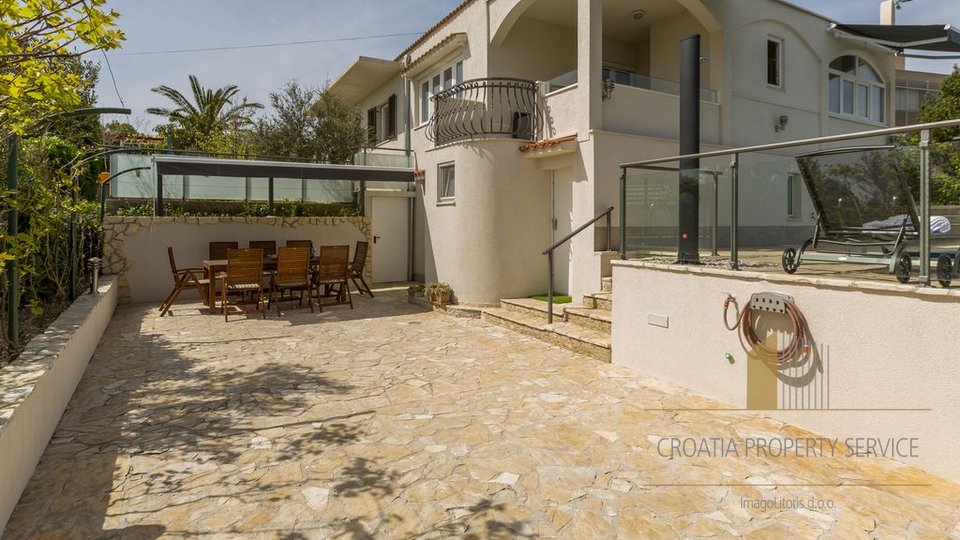 BEAUTIFUL VILLA WITH POOL AND COMFORTABLE INFIELD, EXCELLENTLY GOOD VIEW!