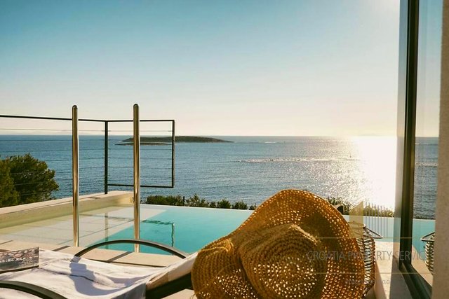 Una villa moderna con piscina e una fantastica vista sul mare - l'isola di Vis!
