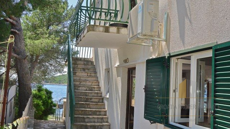 Duplex house in an attractive location 1st row to the sea in Maslinica on the island of Solta!