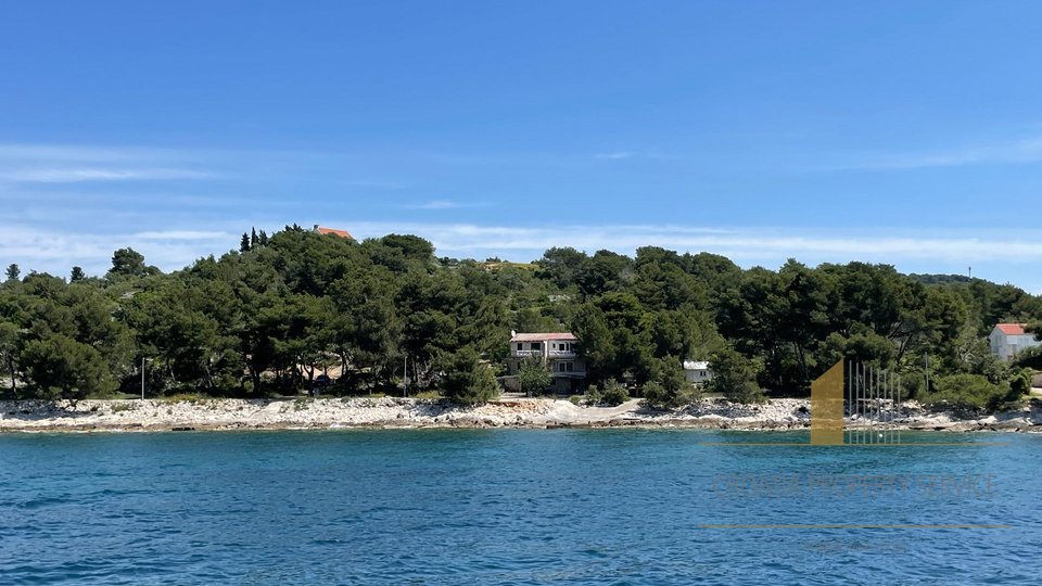 Samostojeća vila na atraktivnoj lokaciji 1. red uz more u  Maslinici na otoku  Šolti!