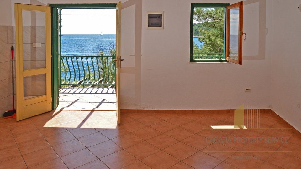 Duplexhaus in attraktiver Lage 1. Reihe zum Meer in Maslinica auf der Insel Solta!