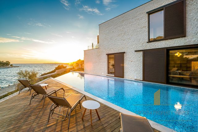 Luksuzna vila na ekskluzivni lokaciji ob morju v Primoštenu!