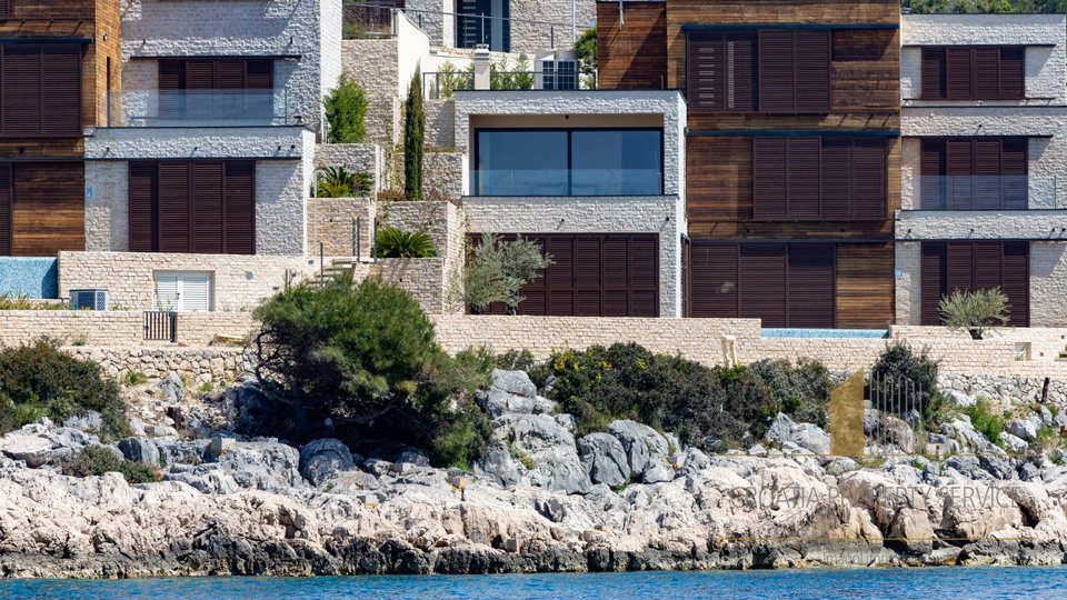 Luksuzna vila na ekskluzivni lokaciji ob morju v Primoštenu!