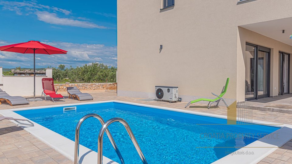 Luxury semi-detached house with swimming pool in the vicinity of Šibenik!
