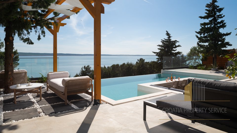Luxury Villa second row to the sea with open views in the vicinity of Zadar!