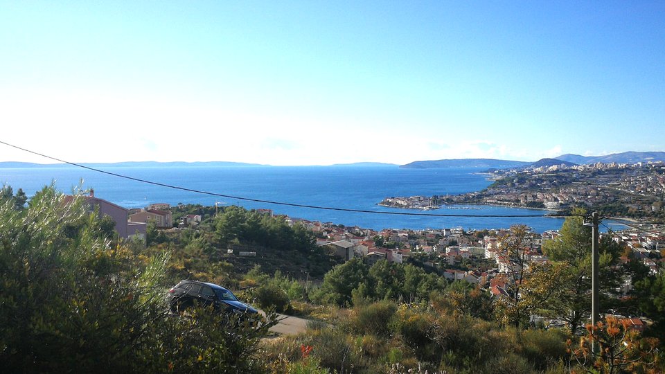 Attraktives Grundstück mit Meerblick in der Nähe von Split!