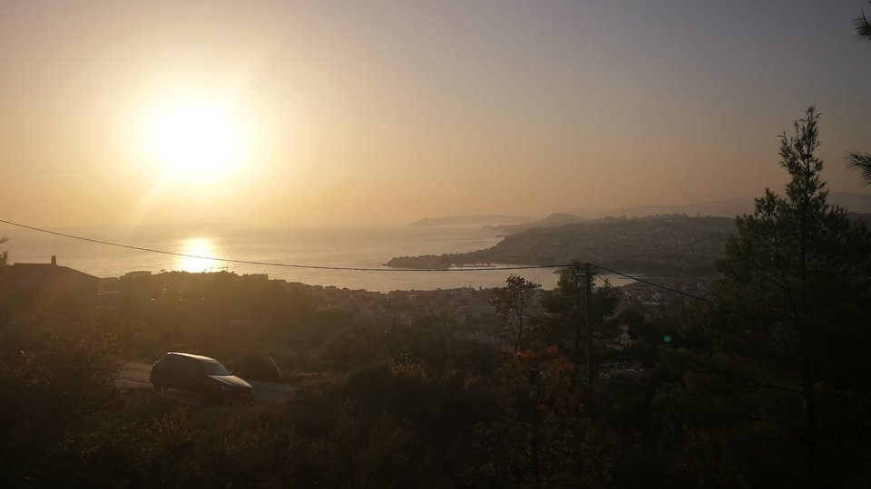 Attractive land with a view of the sea in the vicinity of Split!