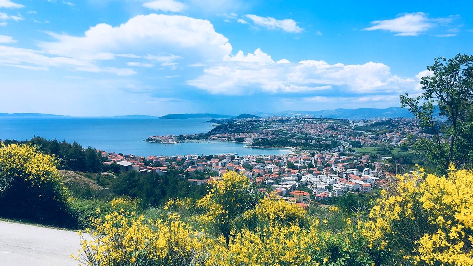 Attractive land with a view of the sea in the vicinity of Split!