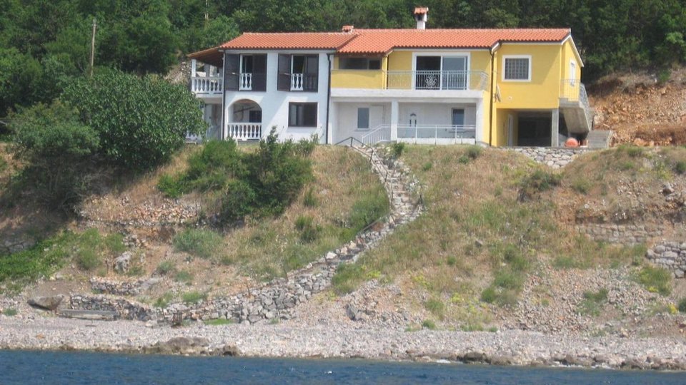 Očarljiva apartmajska hiša v prvi vrsti ob morju v bližini Senja!