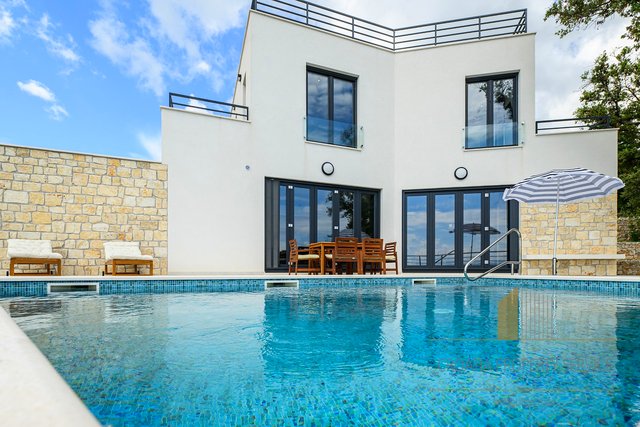 Elegantna vila z bazenom in pogledom na morje na otoku Brač!