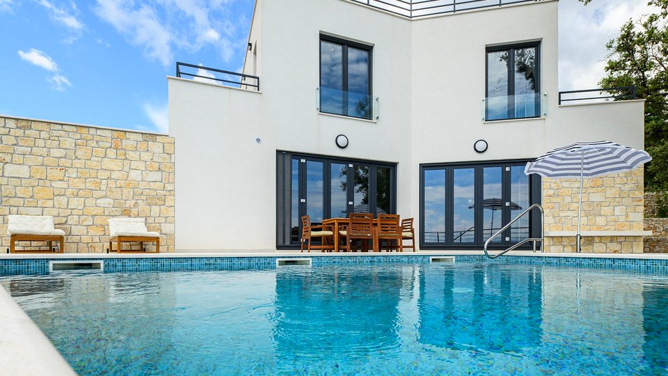 Elegantna vila s bazenom i predivnim pogledom na more na otoku Braču!