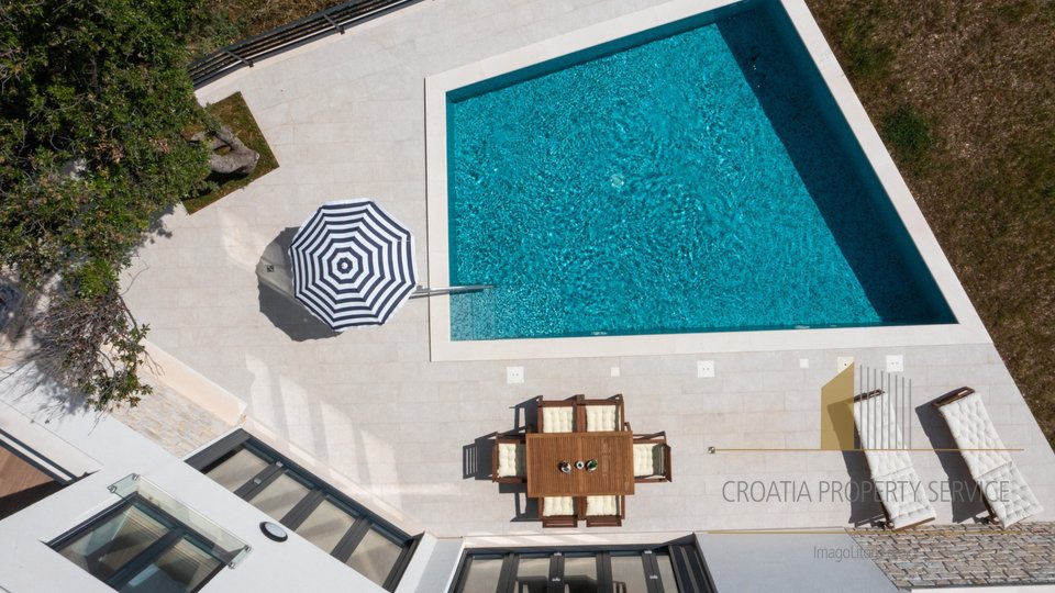 Elegante Villa mit Pool und Meerblick auf der Insel Brač!