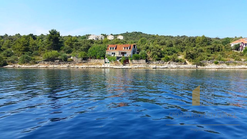 Spacious house 1st row by the sea with its own mooring for the boat - Drvenik Veliki!