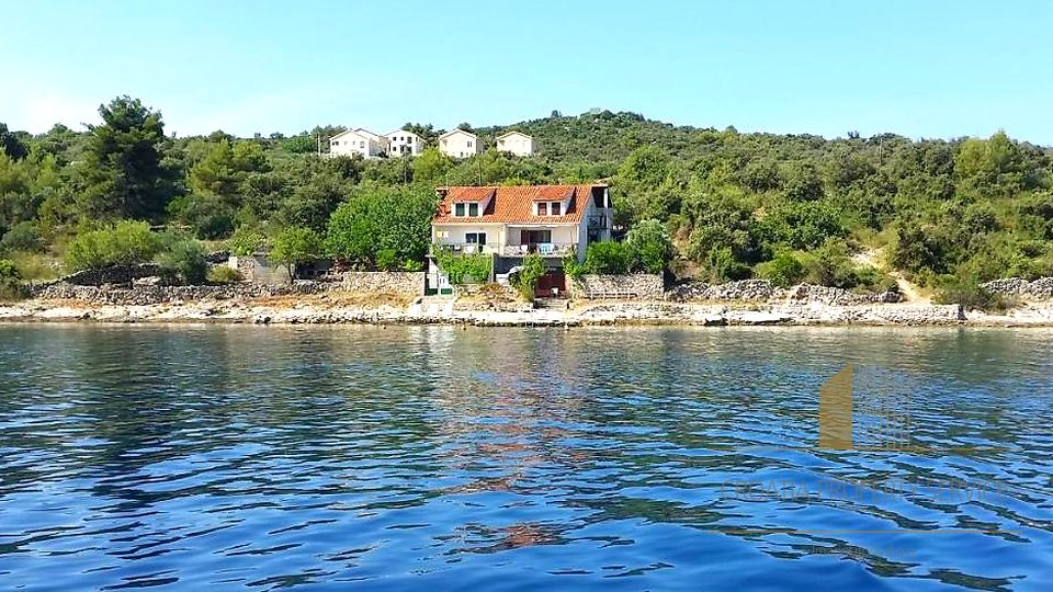 Spacious house 1st row by the sea with its own mooring for the boat - Drvenik Veliki!