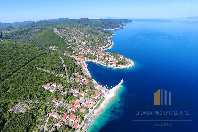 Attraente terreno edificabile con vista mare sull'isola di Korčula!