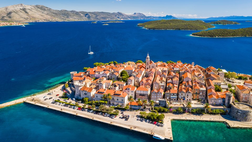 Attraente terreno edificabile con vista mare sull'isola di Korčula!