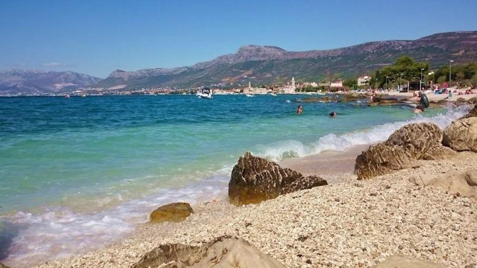 Zemljište na atraktivnoj lokaciji uz plažu u Kaštel Štafiliću!