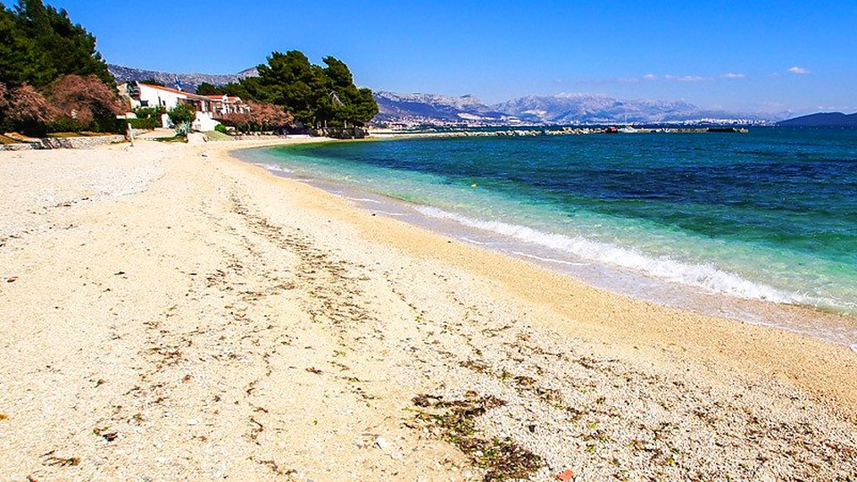 Zemljište na atraktivnoj lokaciji uz plažu u Kaštel Štafiliću!