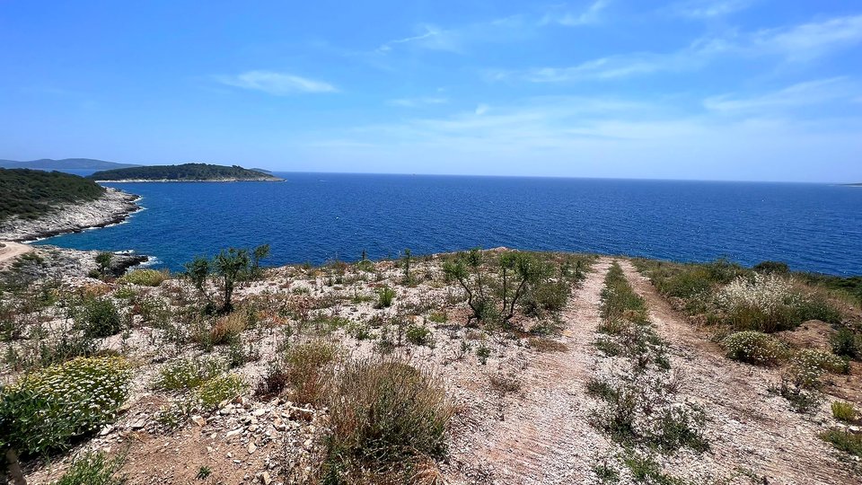 Large plot of land with building permit, first row by the sea in the vicinity of Rogoznica.