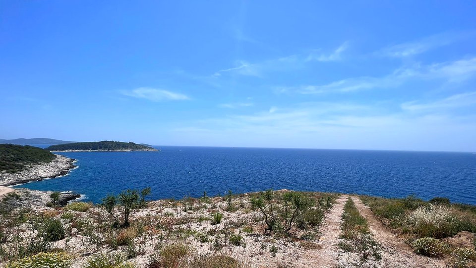 Large plot of land with building permit, first row by the sea in the vicinity of Rogoznica.