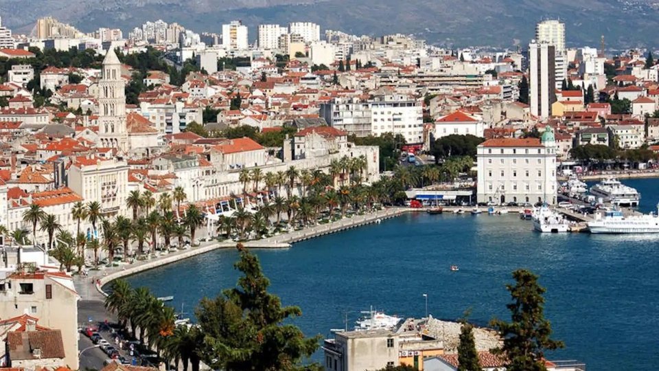 Prostorno luksuzno stanovanje na plaži blizu Splita!