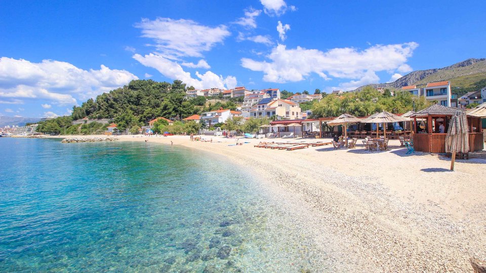 Prostrani luksuzni stan na plaži u okolici Splita!