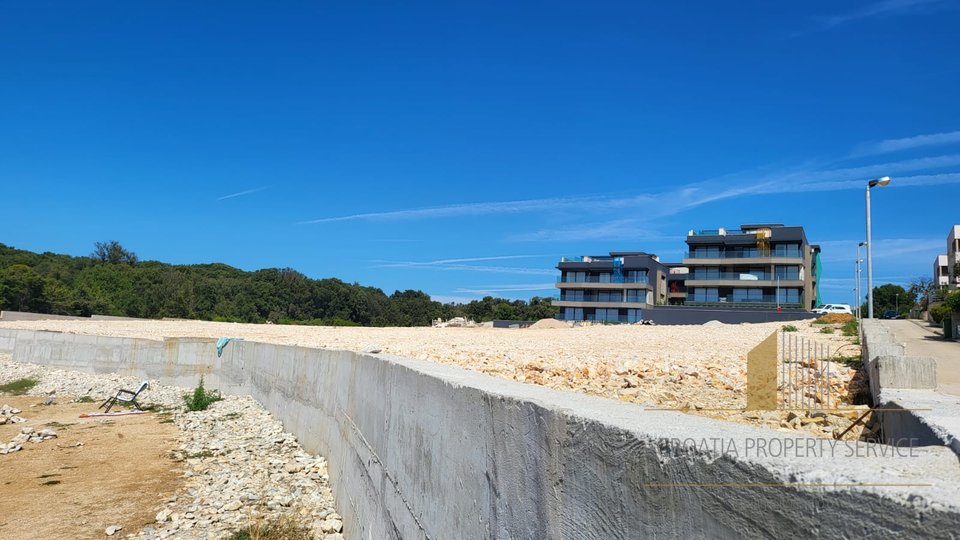 Attraktives Grundstück 4500 m2, erste Reihe zum Meer in der Nähe von Zadar!