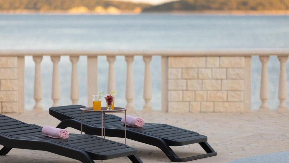 Wunderschöne Steinvilla in der ersten Reihe am Meer auf der Insel Korčula!