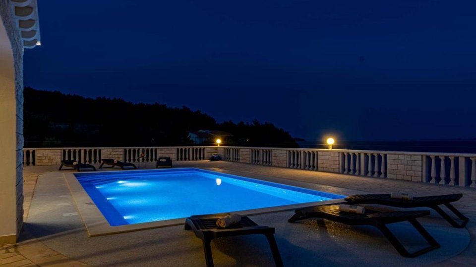 Bella villa in pietra in prima fila sul mare sull'isola di Korčula!