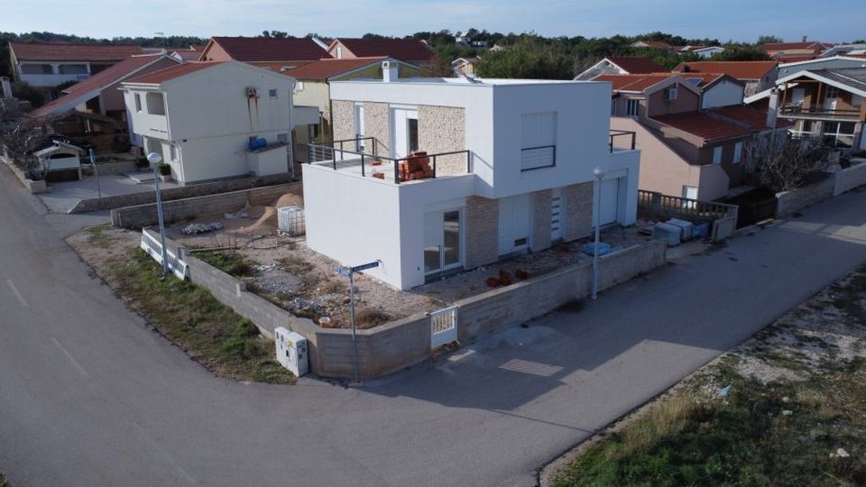 Nova moderna kuća s bazenom 100 m od plaže- otok Vir!