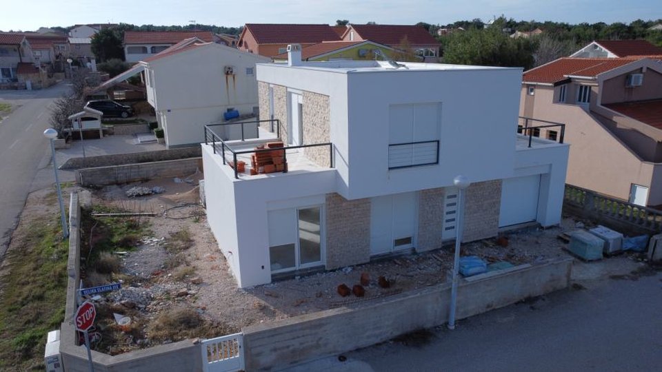 Nova moderna hiša z bazenom 100 m od plaže - otok Vir!