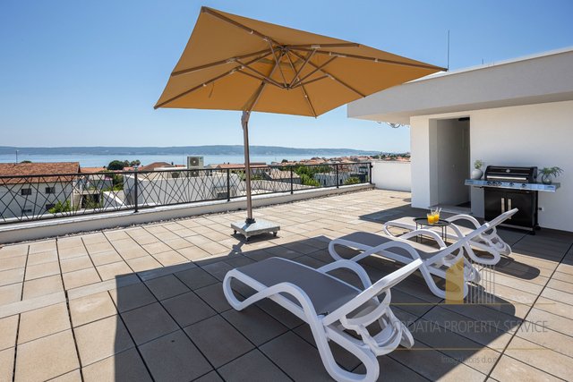 Dvoetažni apartma s pogledom na morje v bližini Splita!