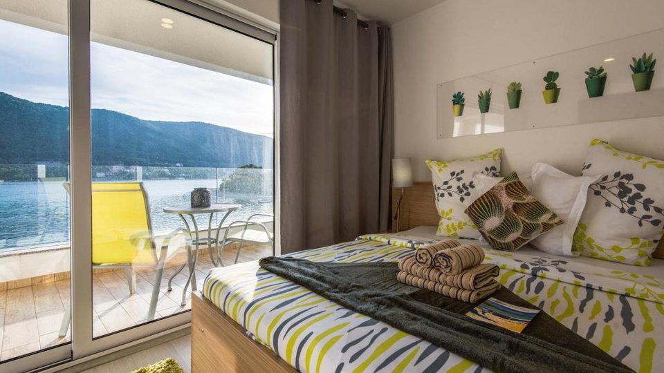 Beautiful apartment villa 1st row to the sea near Šibenik!