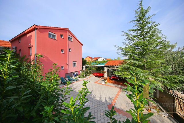 Geräumiges Apartmenthaus 200 m vom Meer und Strand entfernt - Pirovac!
