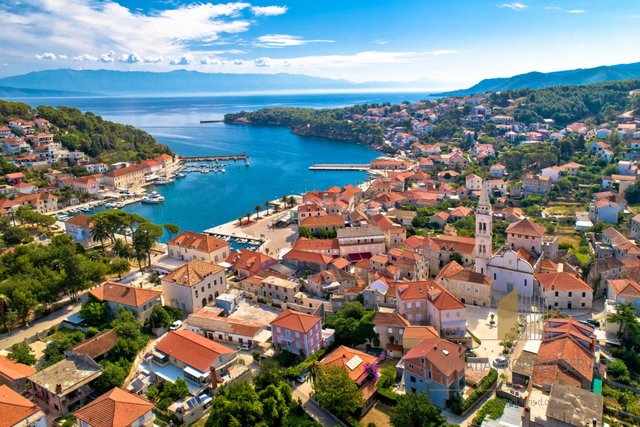 Attractive building plot first row to the sea on the island of Hvar!