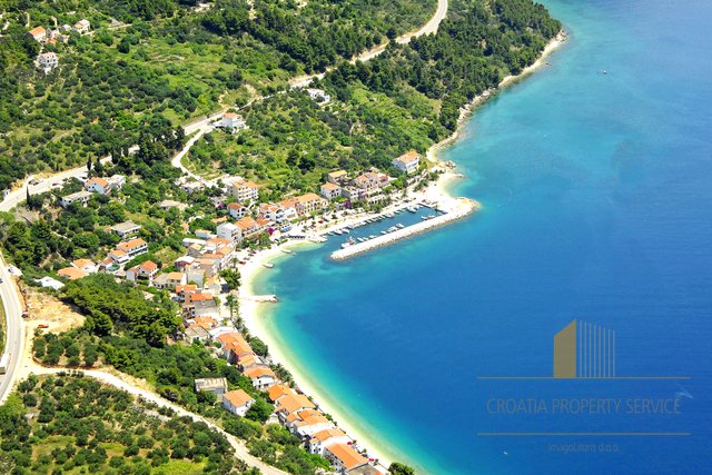 Atraktivno građevinsko zemljište 50 m od plaže - Makarska rivijera!