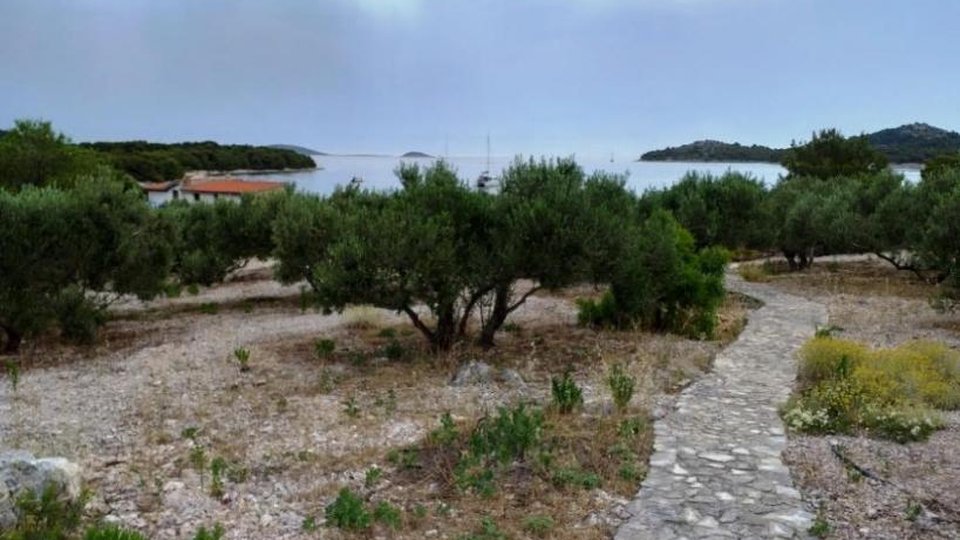 Ein einzigartiges Grundstück mit Restaurant und Yachthafen auf einer Insel in der Nähe des Naturparks Kornati!