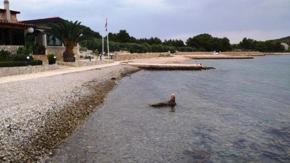 Un appezzamento di terreno unico con un ristorante e un porto turistico su un'isola vicino al Parco Naturale di Kornati!
