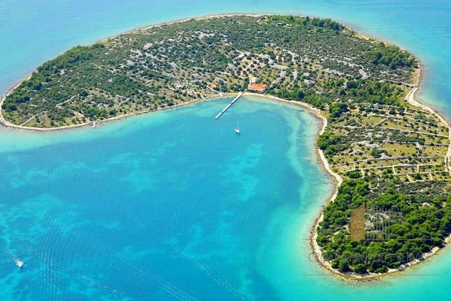 Un appezzamento di terreno unico con un ristorante e un porto turistico su un'isola vicino al Parco Naturale di Kornati!