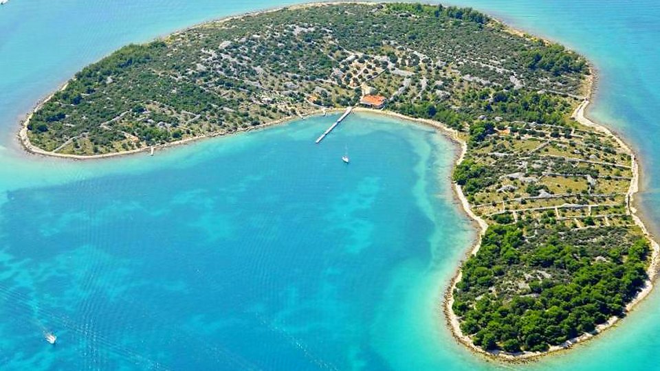 Ein einzigartiges Grundstück mit Restaurant und Yachthafen auf einer Insel in der Nähe des Naturparks Kornati!