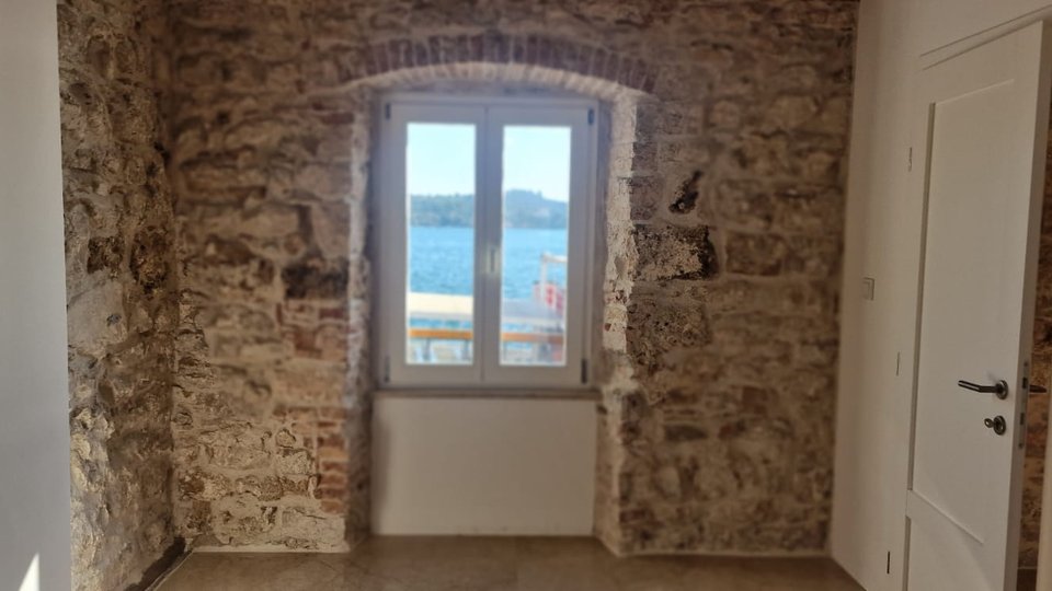 Beautiful luxury apartment first row to the sea near the center of Šibenik!