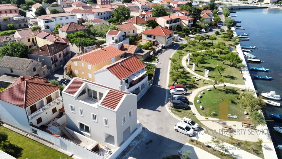 Villa in attraktiver Lage, 1. Reihe zum Meer im Zentrum von Nin!