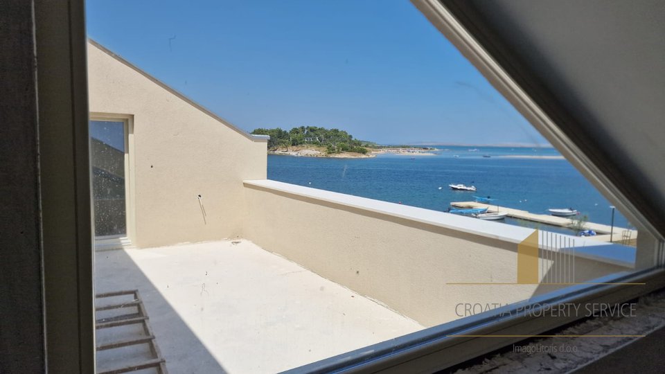 Beautiful villa in an attractive location, 1st row to the sea in the center of Nin!